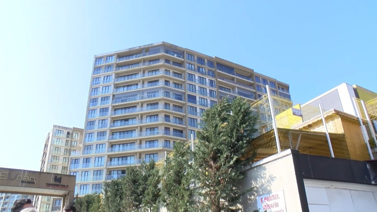 İstanbulda yüzde 100e varan aidat zamlarına isyan ettiler Site sakinleri arasında gerginlik yaşandı... Güvenlik tarafından durduruldular
