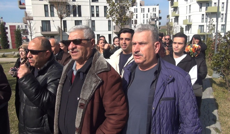 İstanbulda yüzde 100e varan aidat zamlarına isyan ettiler Site sakinleri arasında gerginlik yaşandı... Güvenlik tarafından durduruldular