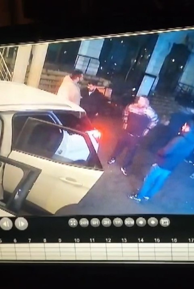 Motokurye özür diledi, yine de ikna olmadılar: Öfkeli grup kaskını alıp saldırdı | Ölümden döndüm