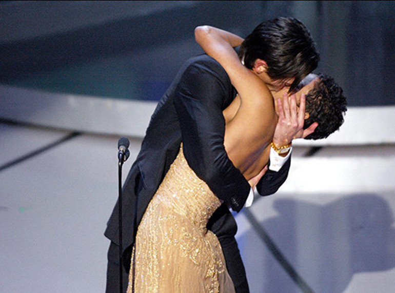 Görür görmez öpücüklere boğdu... Önce sevgilisinden izin aldı... Tıpkı 22 yıl önceki gibi