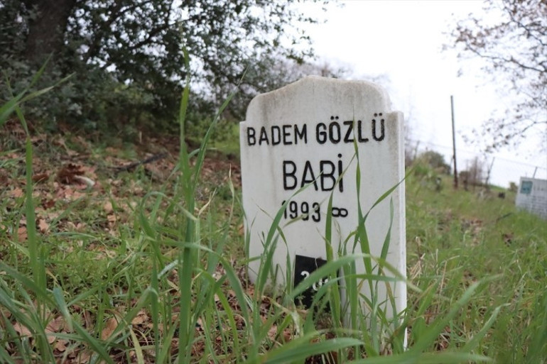 Bu mezarlık bildiklerinizden çok farklı... Taşlardaki yazı herkesi duygulandırıyor