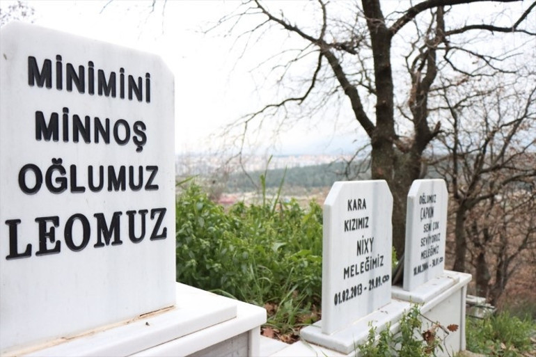 Bu mezarlık bildiklerinizden çok farklı... Taşlardaki yazı herkesi duygulandırıyor