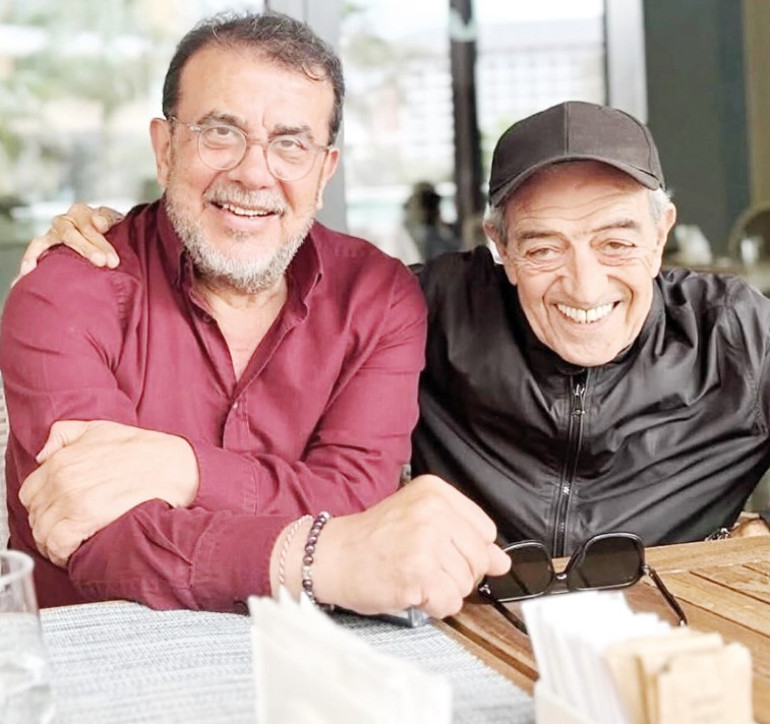 Dostları Cemal Reşit Reye akın etti... Türkü Akbayramdan babası Edip Akbayrama duygusal veda: Hoşça kal babacığım