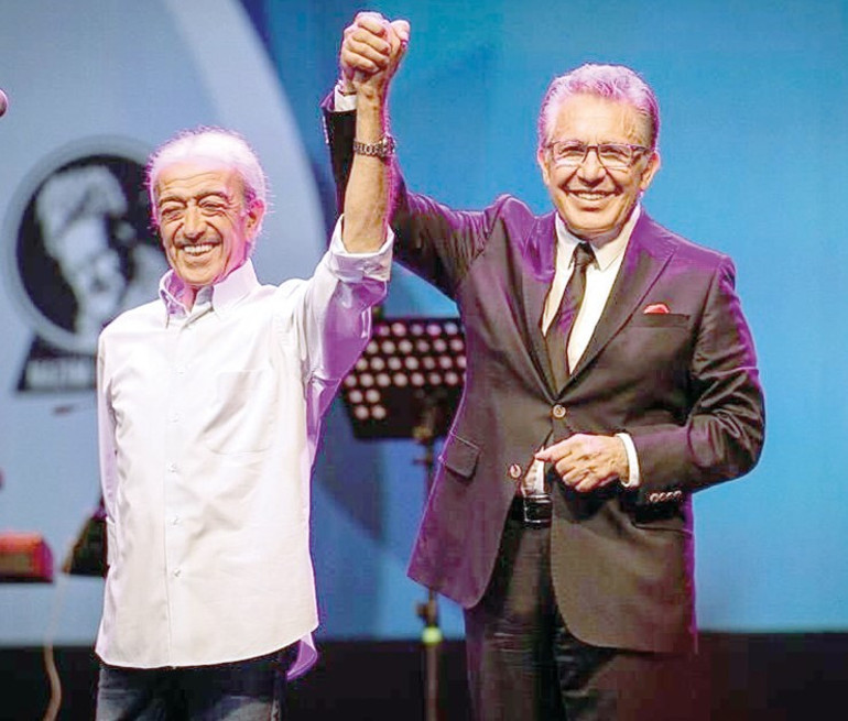 Dostları Cemal Reşit Reye akın etti... Türkü Akbayramdan babası Edip Akbayrama duygusal veda: Hoşça kal babacığım