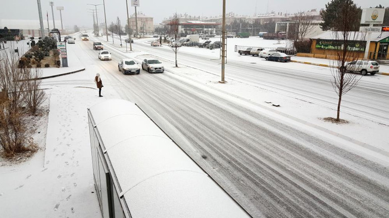 Mart kapıdan baktırdı: Yollar kapandı, eğitime ara verildi... Ekipler aralıksız mücadele veriyor