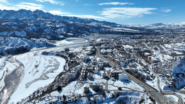 Mart kapıdan baktırdı: Yollar kapandı, eğitime ara verildi... Ekipler aralıksız mücadele veriyor