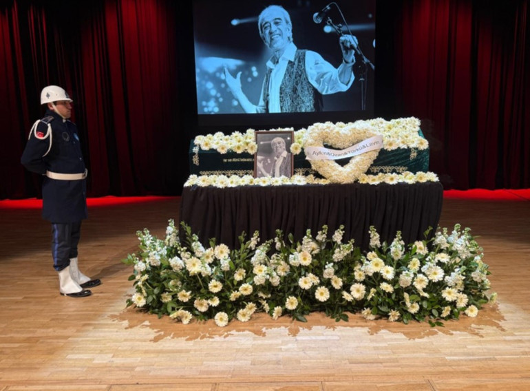 Dostları Cemal Reşit Reye akın etti... Türkü Akbayramdan babası Edip Akbayrama duygusal veda: Hoşça kal babacığım