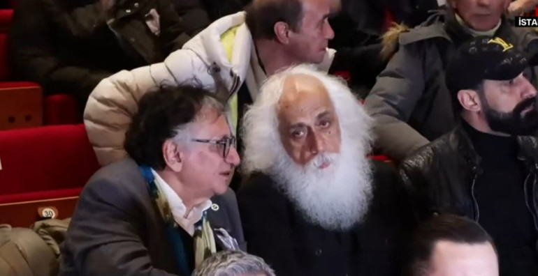 Dostları Cemal Reşit Reye akın etti... Türkü Akbayramdan babası Edip Akbayrama duygusal veda: Hoşça kal babacığım