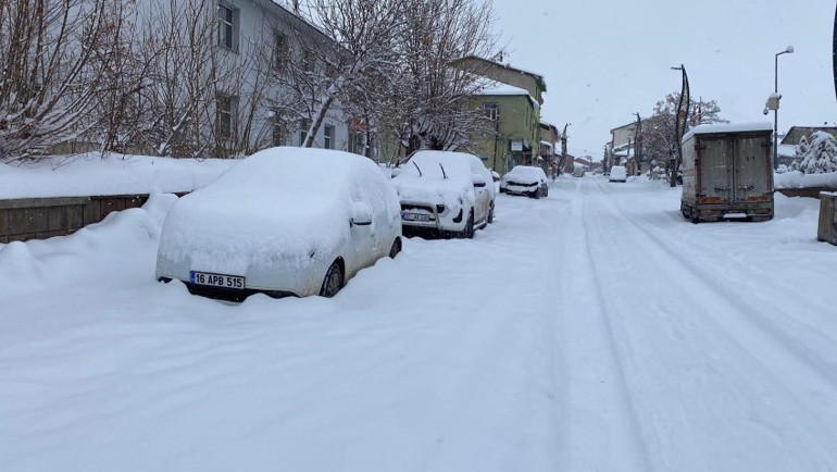 Mart kapıdan baktırdı: Yollar kapandı, eğitime ara verildi... Ekipler aralıksız mücadele veriyor