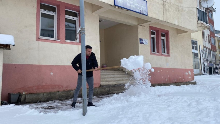 Mart kapıdan baktırdı: Yollar kapandı, eğitime ara verildi... Ekipler aralıksız mücadele veriyor