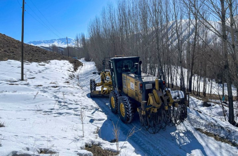 Mart kapıdan baktırdı: Yollar kapandı, eğitime ara verildi... Ekipler aralıksız mücadele veriyor