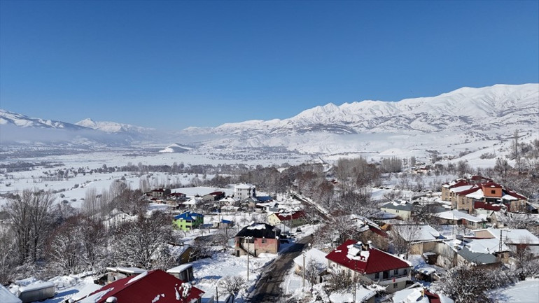 Mart kapıdan baktırdı: Yollar kapandı, eğitime ara verildi... Ekipler aralıksız mücadele veriyor
