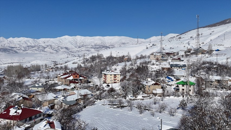 Mart kapıdan baktırdı: Yollar kapandı, eğitime ara verildi... Ekipler aralıksız mücadele veriyor