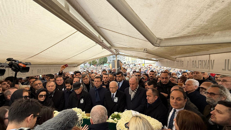 Dostları Cemal Reşit Reye akın etti... Türkü Akbayramdan babası Edip Akbayrama duygusal veda: Hoşça kal babacığım