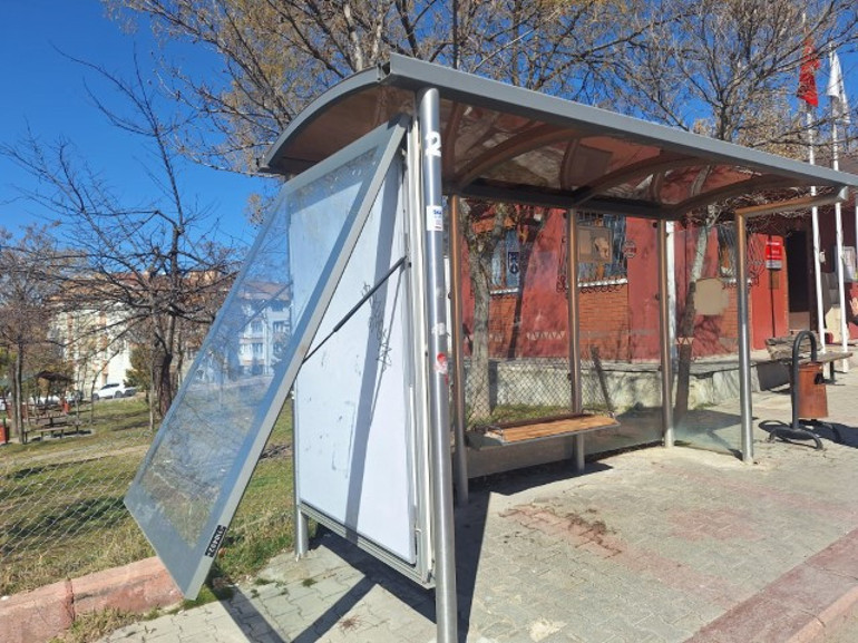 Şehrin göbeğinde korkunç olay: 15 yaşındaki kız çocuğunun boğazına bıçak dayayıp dehşeti yaşattı