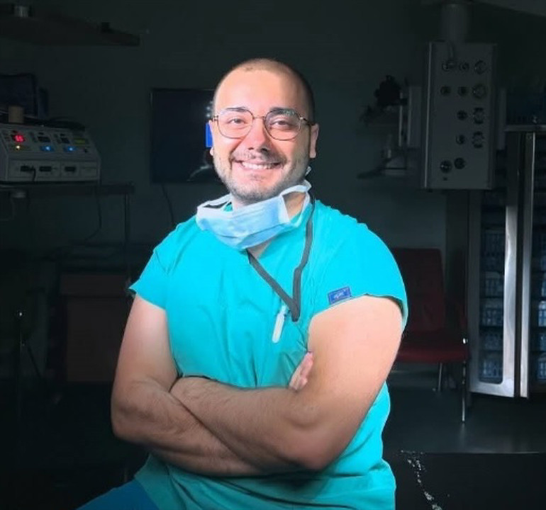 Beyin ameliyatını yapan doktoru defalarca bıçaklamıştı... Akılalmaz savunma: Bana yapay zeka yerleştirdi