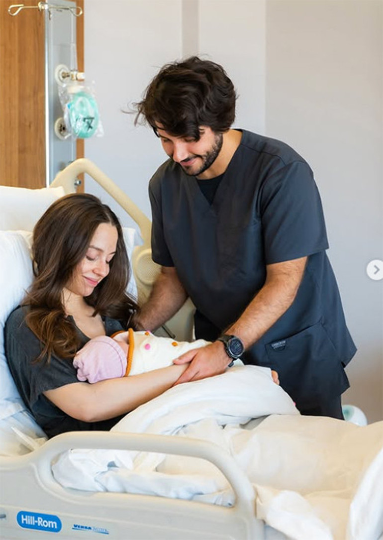 Kalabalık aile yemekte buluştu: Kaynanasının göz bebeği