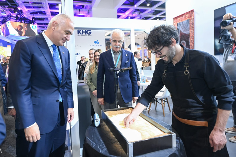 ‘Türkiye rekorlarla devam ediyor Yeni hedef 65 milyon turist’