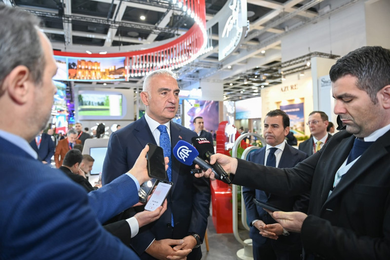 ‘Türkiye rekorlarla devam ediyor Yeni hedef 65 milyon turist’