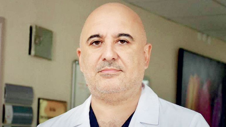 ‘Beynime çip taktın’ dedi, doktor bıçakladı... Komplo teorisi can alıyordu