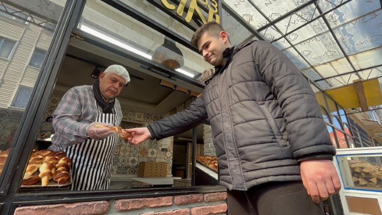 Rum kalfa Ramazan ayında işsiz kalmamak için poğaçayı böyle üretti: 92 yıllık gelenek bugün de devam ediyor