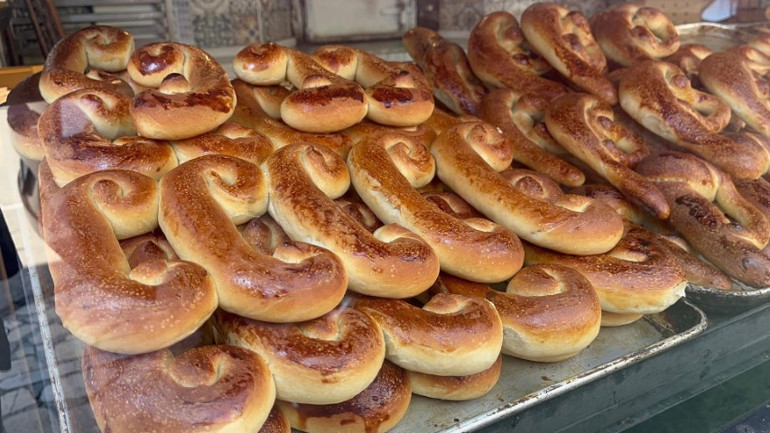 Rum kalfa Ramazan ayında işsiz kalmamak için poğaçayı böyle üretti: 92 yıllık gelenek bugün de devam ediyor