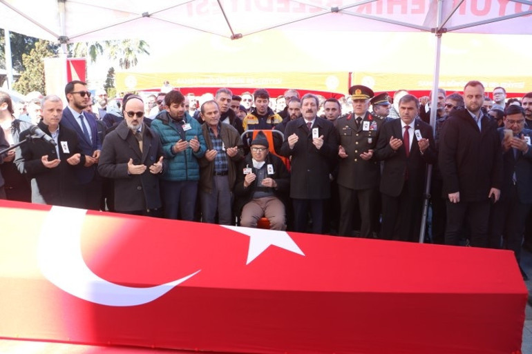 Irakın kuzeyinde şehit olan doktor, son yolculuğuna uğurlandı... Acılı baba sedye ile geldi