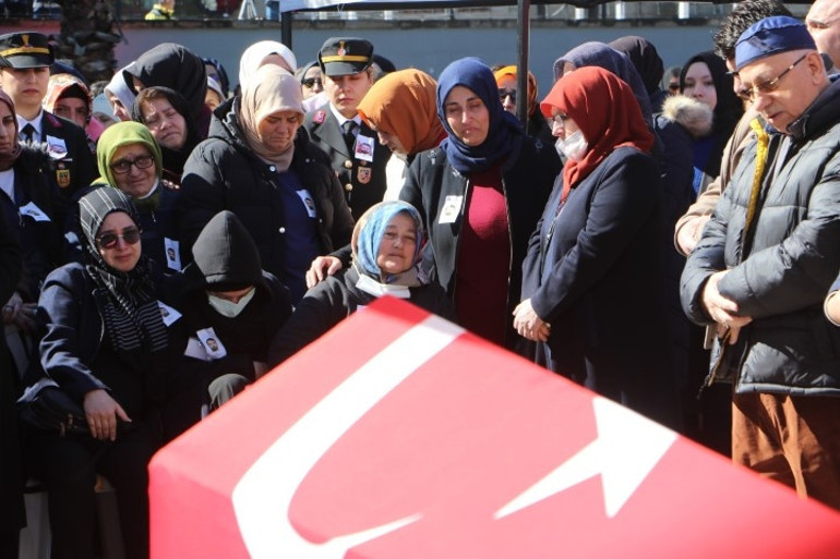 Irakın kuzeyinde şehit olan doktor, son yolculuğuna uğurlandı... Acılı baba sedye ile geldi