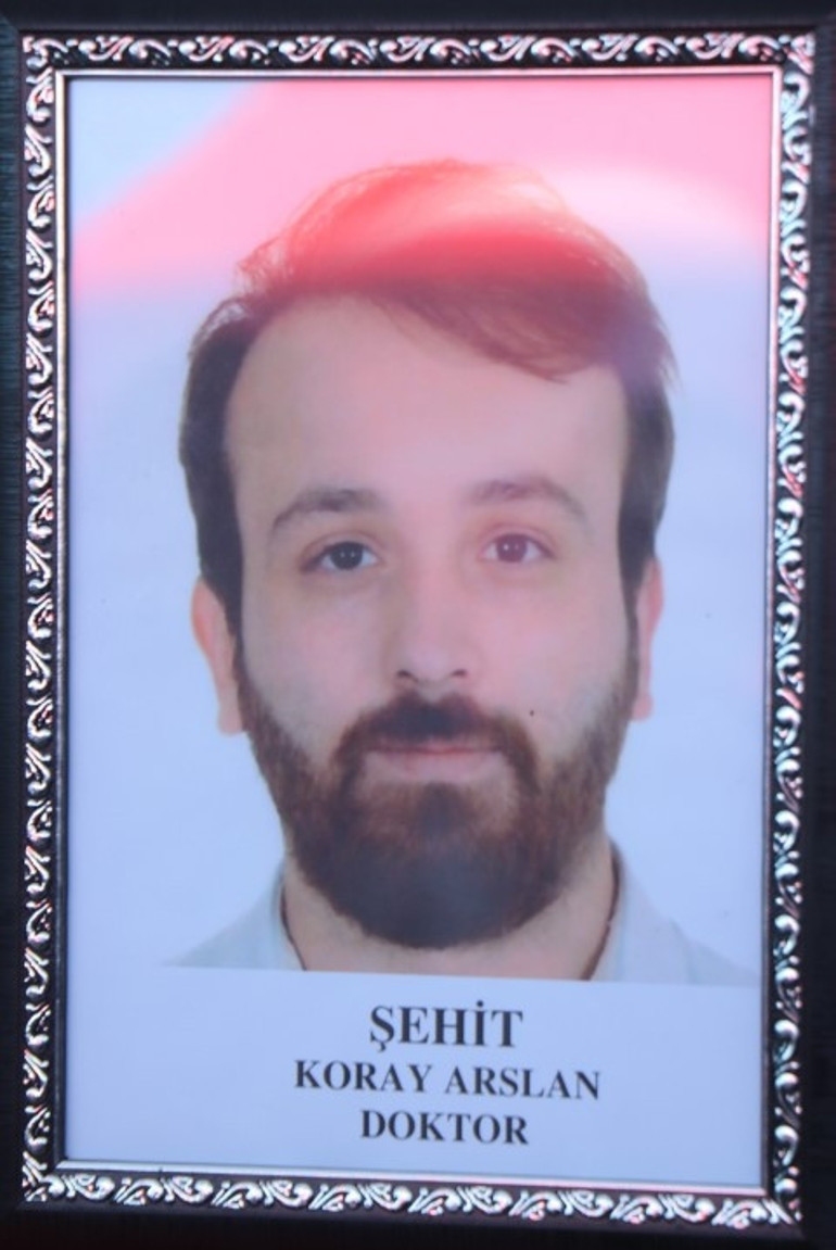 Irakın kuzeyinde şehit olan doktor, son yolculuğuna uğurlandı... Acılı baba sedye ile geldi