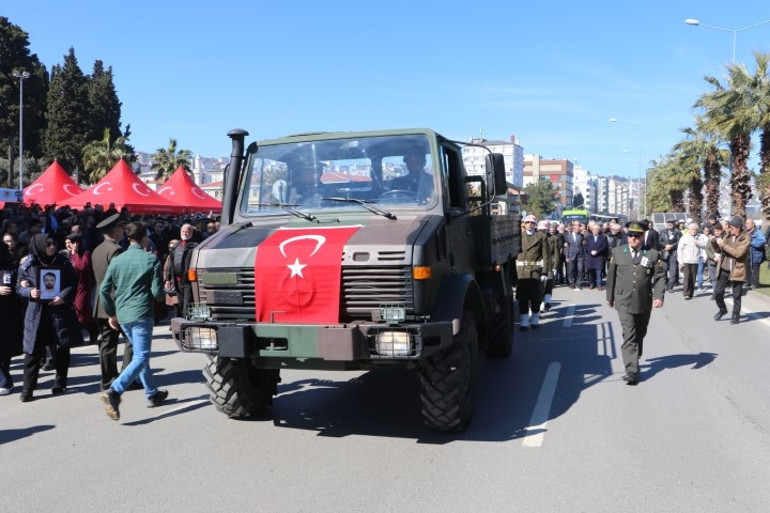 Irakın kuzeyinde şehit olan doktor, son yolculuğuna uğurlandı... Acılı baba sedye ile geldi