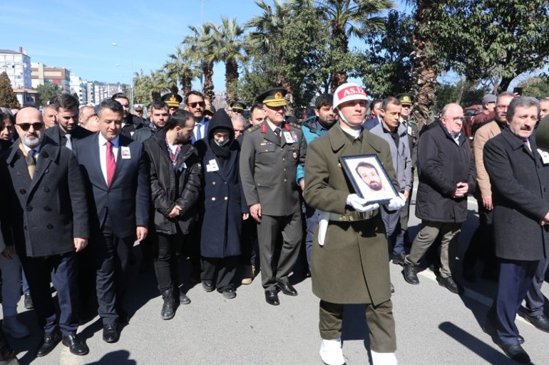 Irakın kuzeyinde şehit olan doktor, son yolculuğuna uğurlandı... Acılı baba sedye ile geldi
