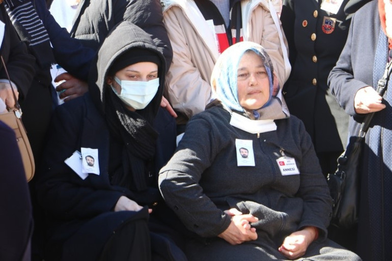 Irakın kuzeyinde şehit olan doktor, son yolculuğuna uğurlandı... Acılı baba sedye ile geldi