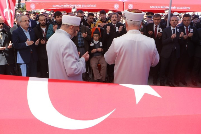 Irakın kuzeyinde şehit olan doktor, son yolculuğuna uğurlandı... Acılı baba sedye ile geldi