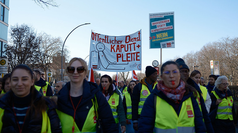 Berlin’de sağlıkçılar greve gitti