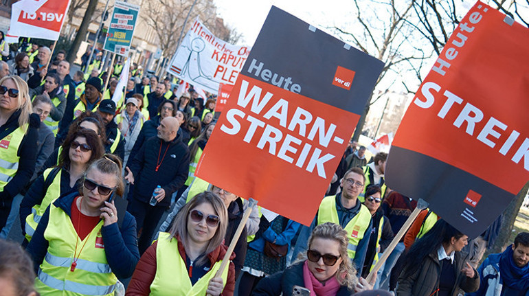 Berlin’de sağlıkçılar greve gitti