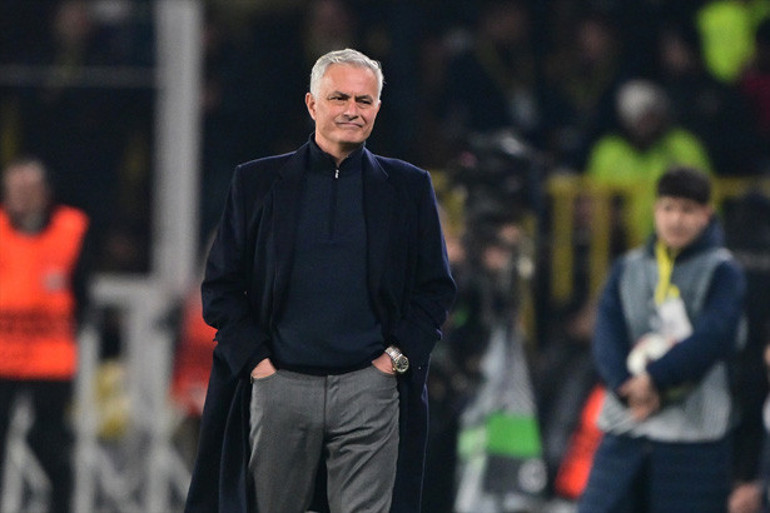 Kadıköydeki Rangers yenilgisi sonrası Mourinhoya sert eleştiri Çok yazık oldu Fenerbahçeye yakışmadı