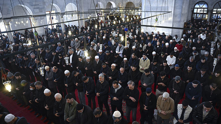 Fatih Camisinde ramazan ayının ilk cuma namazı kılındı