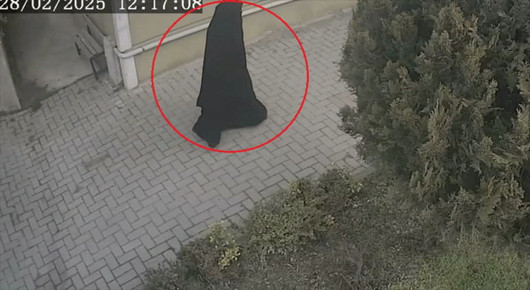 Hırsız kardeşin çarşaf oyunu Tanınmayacağını düşünüp planını uyguladı, bakın nasıl yakalandı... Önce mescide gitmiş...