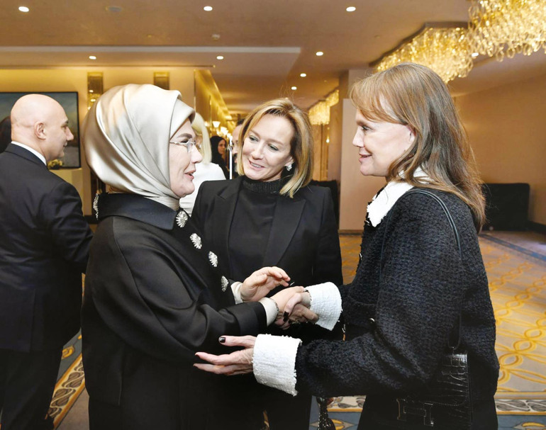 Depremzede kadınlar için halıya ilmek attı