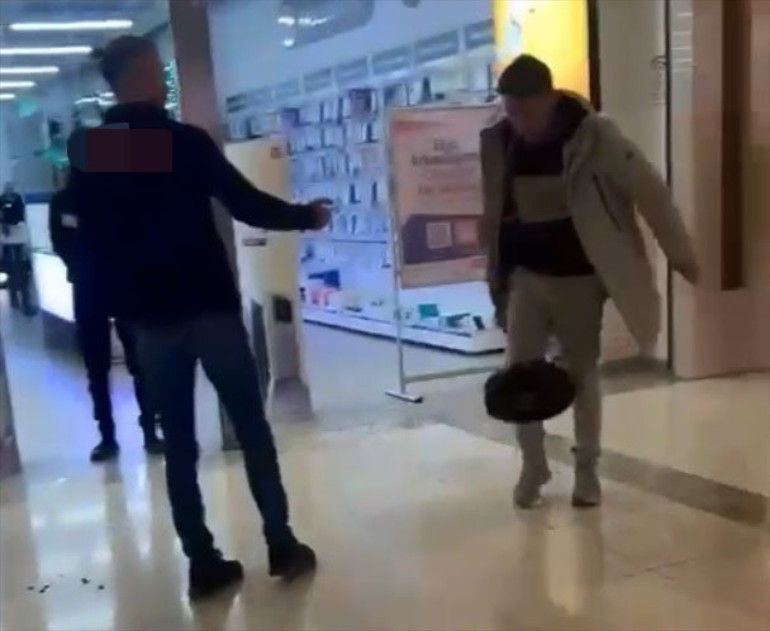 Sık sık arızalanan robot süpürgeyi, satın aldığı mağazanın önünde parçaladı