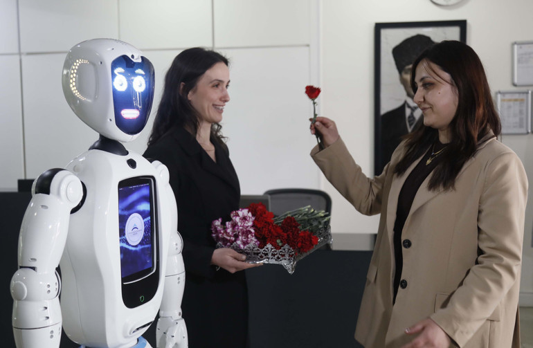 Robot öğretmen Adadan kadınlar günü mesajı