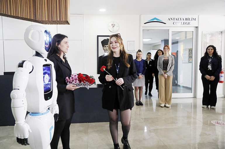 Robot öğretmen Adadan kadınlar günü mesajı