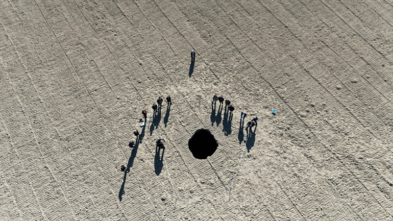 Karamanda korkutan görüntü Bu obruk çok ürpertici Köye yakın bir noktada