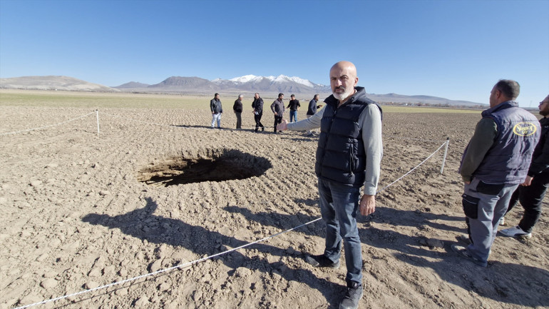 Karamanda korkutan görüntü Bu obruk çok ürpertici Köye yakın bir noktada