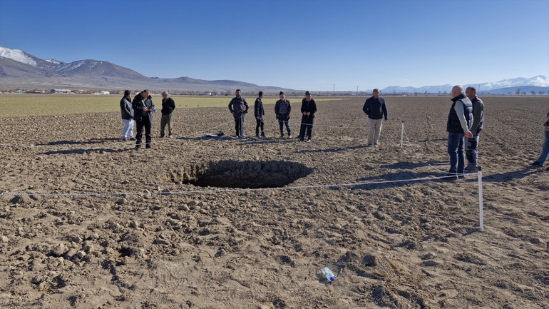 Karamanda korkutan görüntü Bu obruk çok ürpertici Köye yakın bir noktada