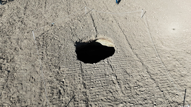 Karamanda korkutan görüntü Bu obruk çok ürpertici Köye yakın bir noktada