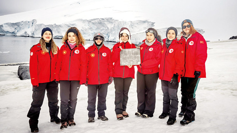 Robotlarda bile cinsiyet eşitliği yok: Erkekler savaşçı kadınlar hizmetçi