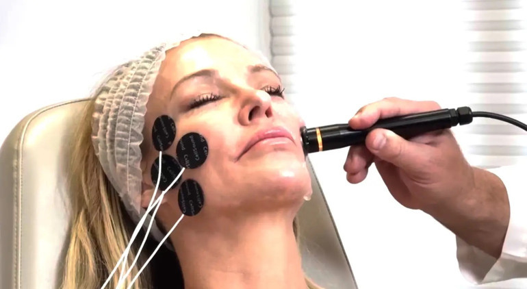 Ünlü oyuncunun büyük çaresizliği… Doktorlar sebebini bulamıyor… ‘Yüzüm eriyip gitti, perişanım’