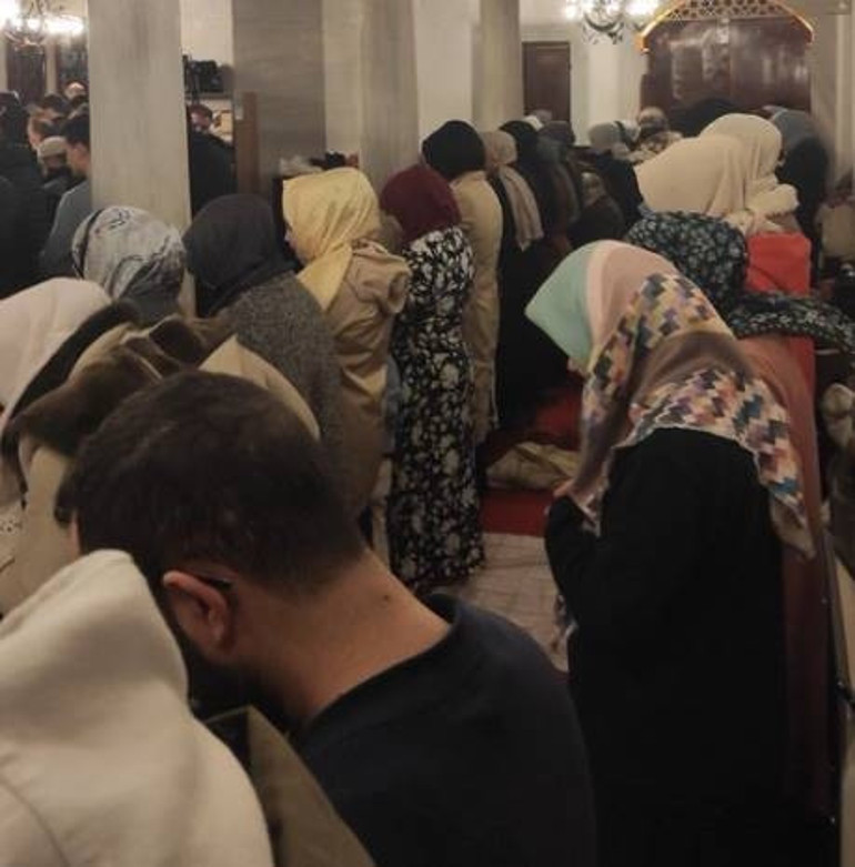 İstanbulda kaydedilmişti: Kadın ve erkeğin aynı safta yer aldığı namaza inceleme