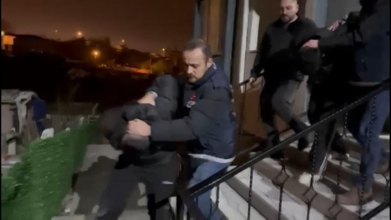 İstanbulda esnafın kâbusu oluşlardı... Evlerinde bomba ve çok sayıda silah ele geçirildi